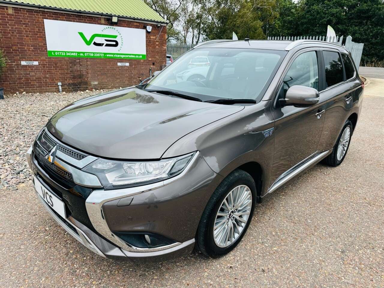 A 2019 MITSUBISHI OUTLANDER 2.4h TwinMotor 13.8kWh Juro SUV 5dr Petrol Plug-in Hybrid CVT 4WD Euro 6 (s A 2019 MITSUBISHI OUTLANDER 2.4h TwinMotor 13.8kWh Juro SUV 5dr Petrol Plug-in Hybrid CVT 4WD Euro 6 (s