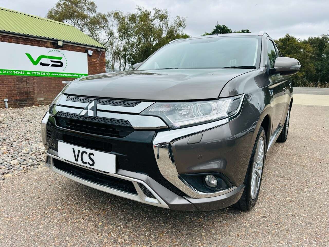 A 2019 MITSUBISHI OUTLANDER 2.4h TwinMotor 13.8kWh Juro SUV 5dr Petrol Plug-in Hybrid CVT 4WD Euro 6 (s A 2019 MITSUBISHI OUTLANDER 2.4h TwinMotor 13.8kWh Juro SUV 5dr Petrol Plug-in Hybrid CVT 4WD Euro 6 (s