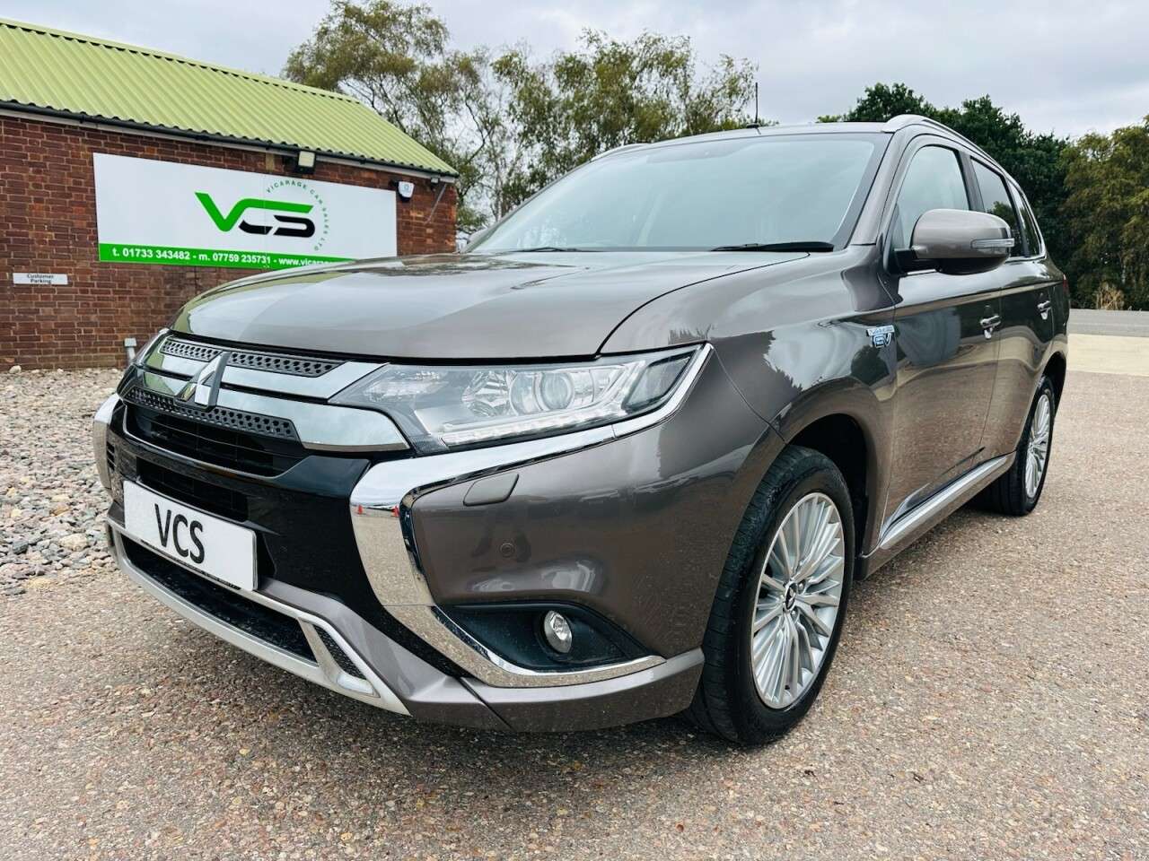A 2019 MITSUBISHI OUTLANDER 2.4h TwinMotor 13.8kWh Juro SUV 5dr Petrol Plug-in Hybrid CVT 4WD Euro 6 (s A 2019 MITSUBISHI OUTLANDER 2.4h TwinMotor 13.8kWh Juro SUV 5dr Petrol Plug-in Hybrid CVT 4WD Euro 6 (s