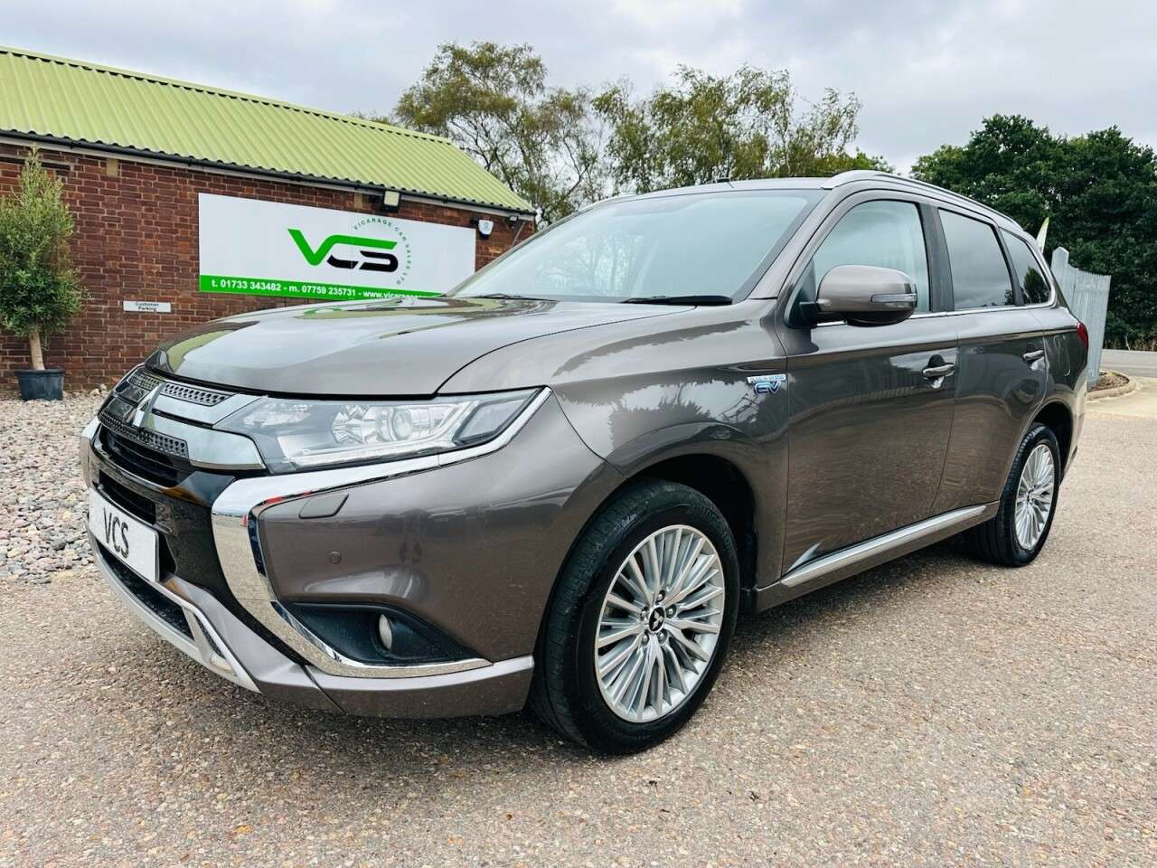 A 2019 MITSUBISHI OUTLANDER 2.4h TwinMotor 13.8kWh Juro SUV 5dr Petrol Plug-in Hybrid CVT 4WD Euro 6 (s A 2019 MITSUBISHI OUTLANDER 2.4h TwinMotor 13.8kWh Juro SUV 5dr Petrol Plug-in Hybrid CVT 4WD Euro 6 (s