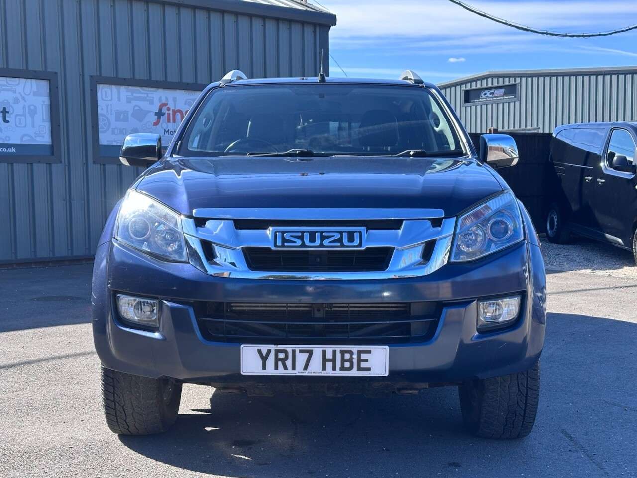 A 2017 ISUZU D-MAX 2.5 TD Utah Vision Pickup 4dr Diesel Manual 4x4 (192 g/km, 161 bhp) A 2017 ISUZU D-MAX 2.5 TD Utah Vision Pickup 4dr Diesel Manual 4x4 (192 g/km, 161 bhp)