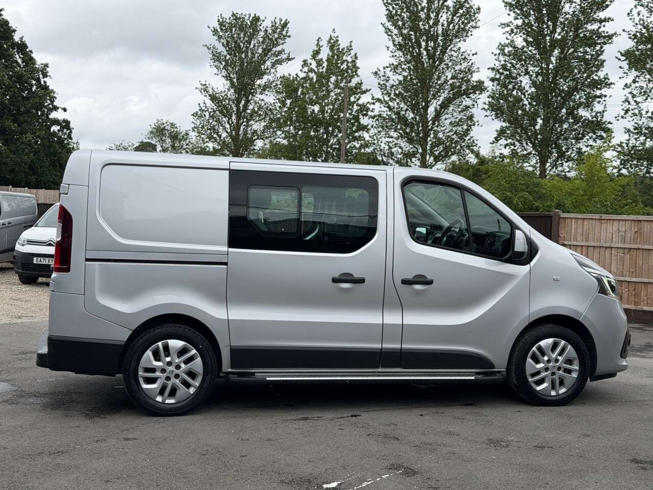 A 2019 RENAULT TRAFIC 2.0 dCi ENERGY 30 Sport Nav Crew Van Double Cab 6dr Diesel Manual SWB Euro A 2019 RENAULT TRAFIC 2.0 dCi ENERGY 30 Sport Nav Crew Van Double Cab 6dr Diesel Manual SWB Euro