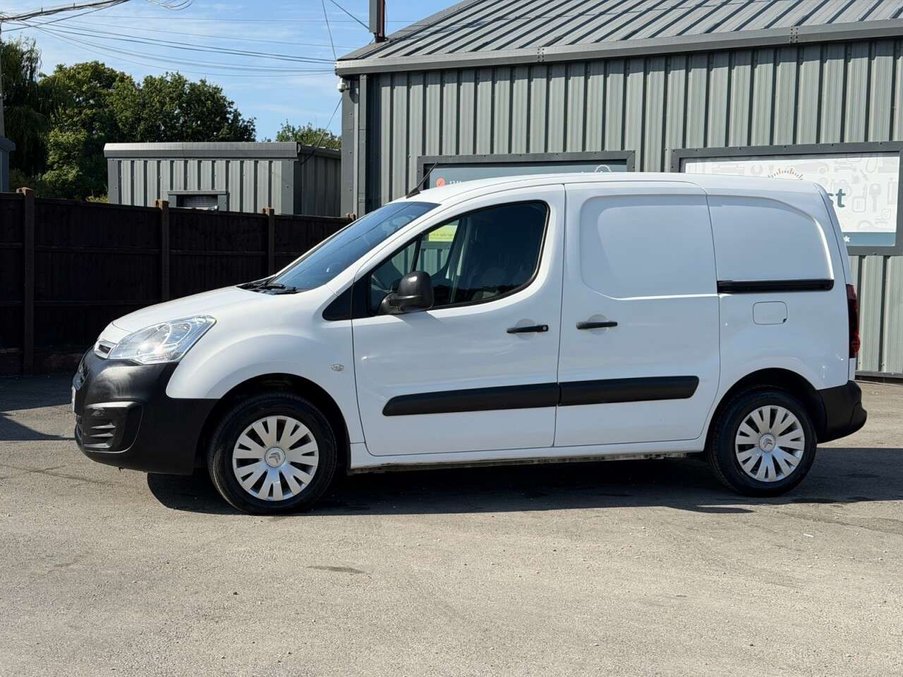 A 2017 CITROEN BERLINGO 1.6 BlueHDi 850 Enterprise Panel Van 5dr Diesel Manual L1 (112 g/km, 100 bh A 2017 CITROEN BERLINGO 1.6 BlueHDi 850 Enterprise Panel Van 5dr Diesel Manual L1 (112 g/km, 100 bh