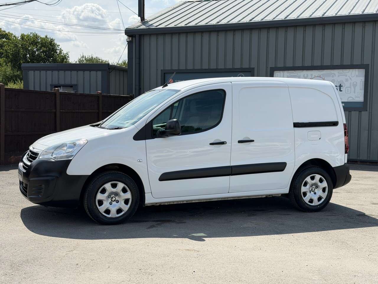 A 2016 PEUGEOT PARTNER 1.6 BlueHDi 854 Professional Panel Van 5dr Diesel Manual L1 (112 g/km, 100 A 2016 PEUGEOT PARTNER 1.6 BlueHDi 854 Professional Panel Van 5dr Diesel Manual L1 (112 g/km, 100