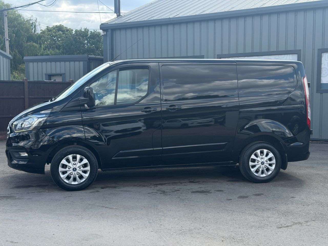 A 2018 FORD TRANSIT CUSTOM 2.0 280 EcoBlue Limited Panel Van 5dr Diesel Manual L1 H1 Euro 6 (130 ps) A 2018 FORD TRANSIT CUSTOM 2.0 280 EcoBlue Limited Panel Van 5dr Diesel Manual L1 H1 Euro 6 (130 ps)