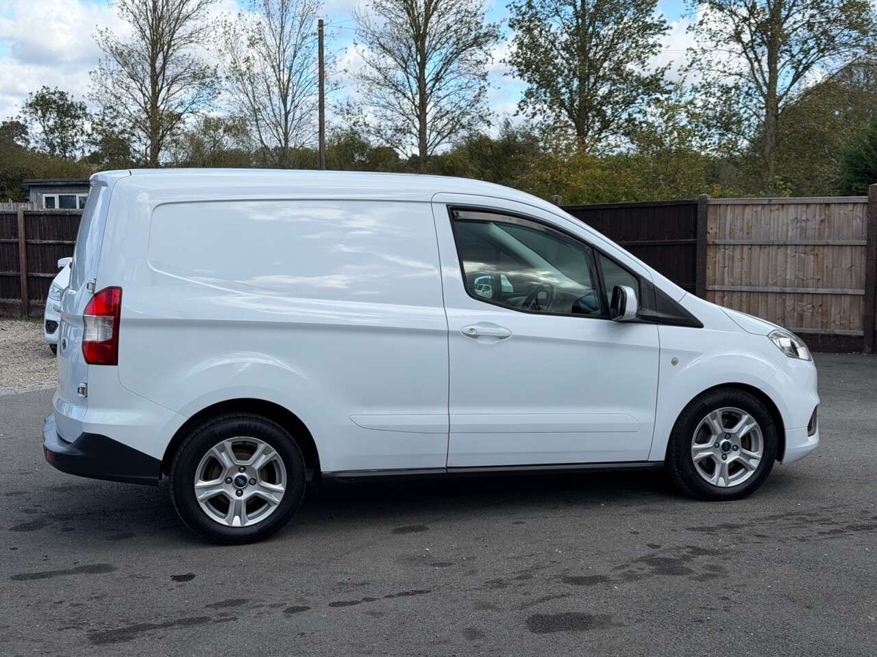 A 2022 FORD TRANSIT COURIER 1.5 TDCi Limited Panel Van 5dr Diesel Manual L1 Euro 6 (100 ps) A 2022 FORD TRANSIT COURIER 1.5 TDCi Limited Panel Van 5dr Diesel Manual L1 Euro 6 (100 ps)