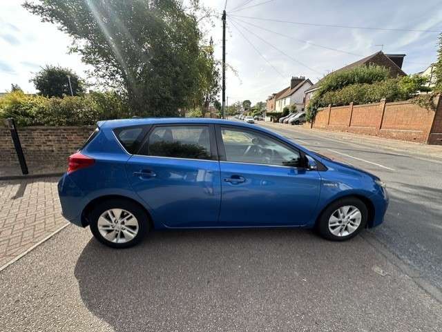 A 2014 TOYOTA AURIS 1.8 VVT-h Icon Hatchback 5dr Petrol Hybrid CVT Euro 5 (s/s) (136 ps) A 2014 TOYOTA AURIS 1.8 VVT-h Icon Hatchback 5dr Petrol Hybrid CVT Euro 5 (s/s) (136 ps)