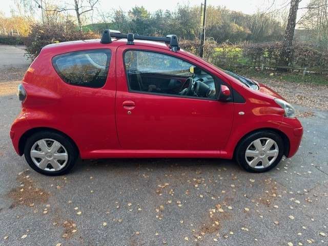 A 2009 TOYOTA AYGO 1.0 VVT-i + Hatchback 3dr Petrol Manual Euro 4 (67 bhp) A 2009 TOYOTA AYGO 1.0 VVT-i + Hatchback 3dr Petrol Manual Euro 4 (67 bhp)