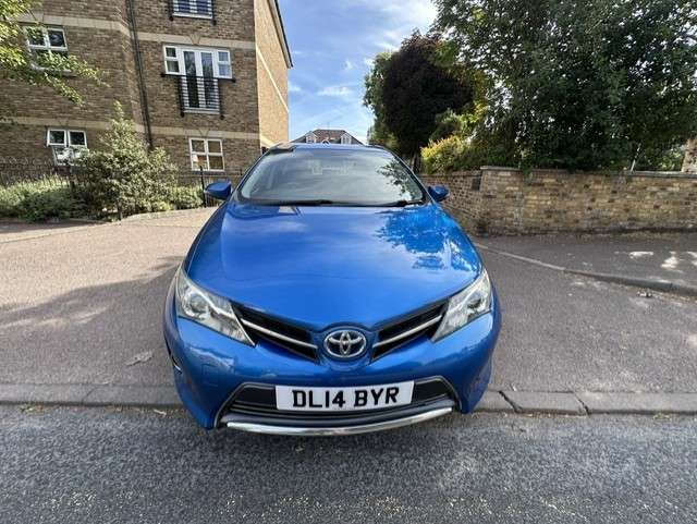 A 2014 TOYOTA AURIS 1.8 VVT-h Icon Hatchback 5dr Petrol Hybrid CVT Euro 5 (s/s) (136 ps) A 2014 TOYOTA AURIS 1.8 VVT-h Icon Hatchback 5dr Petrol Hybrid CVT Euro 5 (s/s) (136 ps)