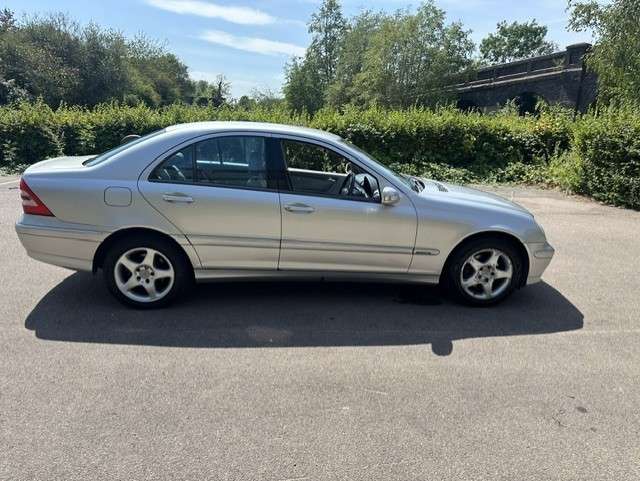 A 2001 MERCEDES-BENZ C CLASS 2.0 C180 Avantgarde Saloon 4dr Petrol Automatic (227 g/km, 129 bhp) A 2001 MERCEDES-BENZ C CLASS 2.0 C180 Avantgarde Saloon 4dr Petrol Automatic (227 g/km, 129 bhp)