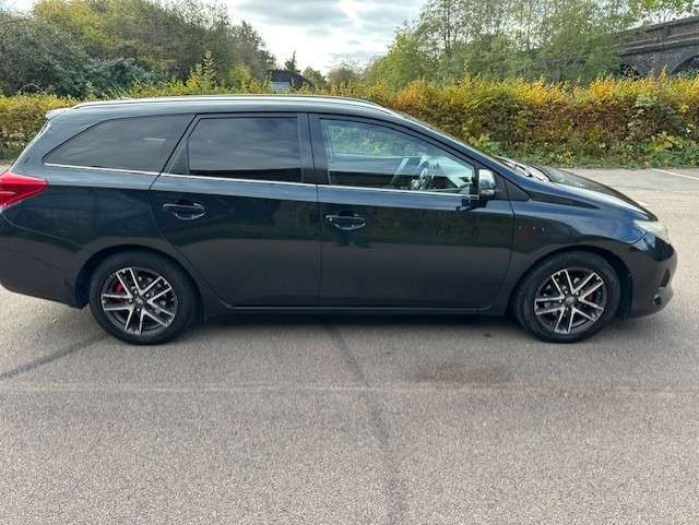 A 2014 TOYOTA AURIS 1.8 VVT-h Icon+ Touring Sports 5dr Petrol Hybrid CVT Euro 5 (s/s) (136 ps) A 2014 TOYOTA AURIS 1.8 VVT-h Icon+ Touring Sports 5dr Petrol Hybrid CVT Euro 5 (s/s) (136 ps)
