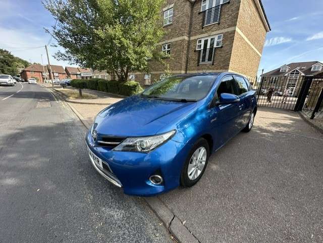 A 2014 TOYOTA AURIS 1.8 VVT-h Icon Hatchback 5dr Petrol Hybrid CVT Euro 5 (s/s) (136 ps) A 2014 TOYOTA AURIS 1.8 VVT-h Icon Hatchback 5dr Petrol Hybrid CVT Euro 5 (s/s) (136 ps)