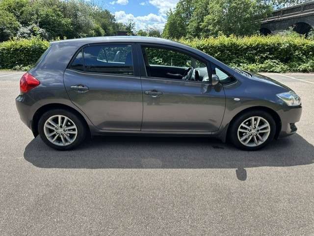 A 2009 TOYOTA AURIS 1.33 VVT-i TR Hatchback 5dr Petrol Manual (s/s) (135 g/km, 100 bhp) A 2009 TOYOTA AURIS 1.33 VVT-i TR Hatchback 5dr Petrol Manual (s/s) (135 g/km, 100 bhp)