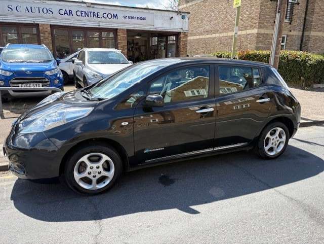 A 2017 NISSAN LEAF 24kWh Acenta Hatchback 5dr Electric Auto (109 bhp) A 2017 NISSAN LEAF 24kWh Acenta Hatchback 5dr Electric Auto (109 bhp)