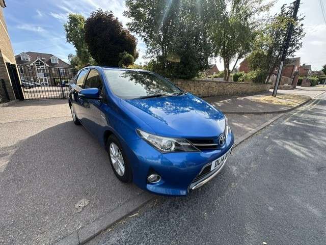 A 2014 TOYOTA AURIS 1.8 VVT-h Icon Hatchback 5dr Petrol Hybrid CVT Euro 5 (s/s) (136 ps) A 2014 TOYOTA AURIS 1.8 VVT-h Icon Hatchback 5dr Petrol Hybrid CVT Euro 5 (s/s) (136 ps)