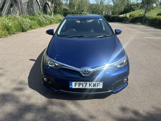 A 2017 TOYOTA AURIS 1.8 VVT-h Business Edition Hatchback 5dr Petrol Hybrid CVT Euro 6 (s/s) (Safety Sense) (136 ps) A 2017 TOYOTA AURIS 1.8 VVT-h Business Edition Hatchback 5dr Petrol Hybrid CVT Euro 6 (s/s) (Safety Sense) (136 ps)