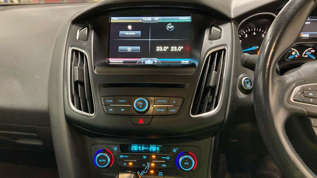 A 2015 FORD FOCUS 1.6 Titanium Hatchback 5dr Petrol Powershift Euro 6 (125 ps) A 2015 FORD FOCUS 1.6 Titanium Hatchback 5dr Petrol Powershift Euro 6 (125 ps)