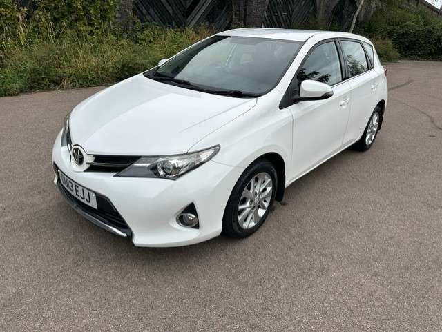 A 2013 TOYOTA AURIS 1.6 V-Matic Icon Hatchback 5dr Petrol Manual Euro 5 (132 ps) A 2013 TOYOTA AURIS 1.6 V-Matic Icon Hatchback 5dr Petrol Manual Euro 5 (132 ps)