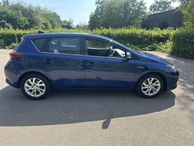 A 2017 TOYOTA AURIS 1.8 VVT-h Business Edition Hatchback 5dr Petrol Hybrid CVT Euro 6 (s/s) (Safety Sense) (136 ps) A 2017 TOYOTA AURIS 1.8 VVT-h Business Edition Hatchback 5dr Petrol Hybrid CVT Euro 6 (s/s) (Safety Sense) (136 ps)