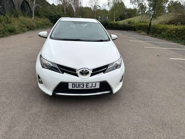 A 2013 TOYOTA AURIS 1.6 V-Matic Icon Hatchback 5dr Petrol Manual Euro 5 (132 ps) A 2013 TOYOTA AURIS 1.6 V-Matic Icon Hatchback 5dr Petrol Manual Euro 5 (132 ps)