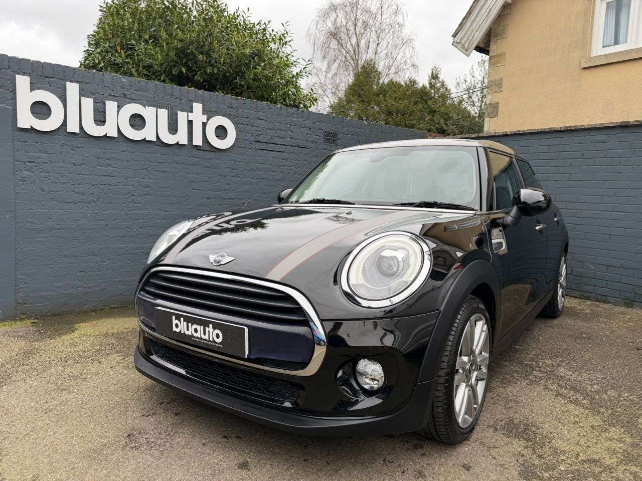 A 2017 MINI HATCH 1.5 Cooper Seven Hatchback 5dr Petrol Auto Euro 6 (s/s) (136 ps) Rear Senso A 2017 MINI HATCH 1.5 Cooper Seven Hatchback 5dr Petrol Auto Euro 6 (s/s) (136 ps) Rear Senso