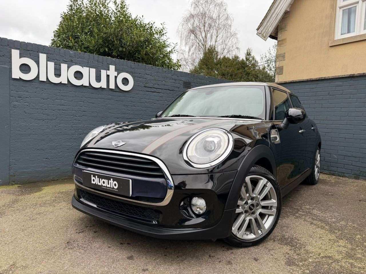 A 2017 MINI HATCH 1.5 Cooper Seven Hatchback 5dr Petrol Auto Euro 6 (s/s) (136 ps) Rear Senso A 2017 MINI HATCH 1.5 Cooper Seven Hatchback 5dr Petrol Auto Euro 6 (s/s) (136 ps) Rear Senso