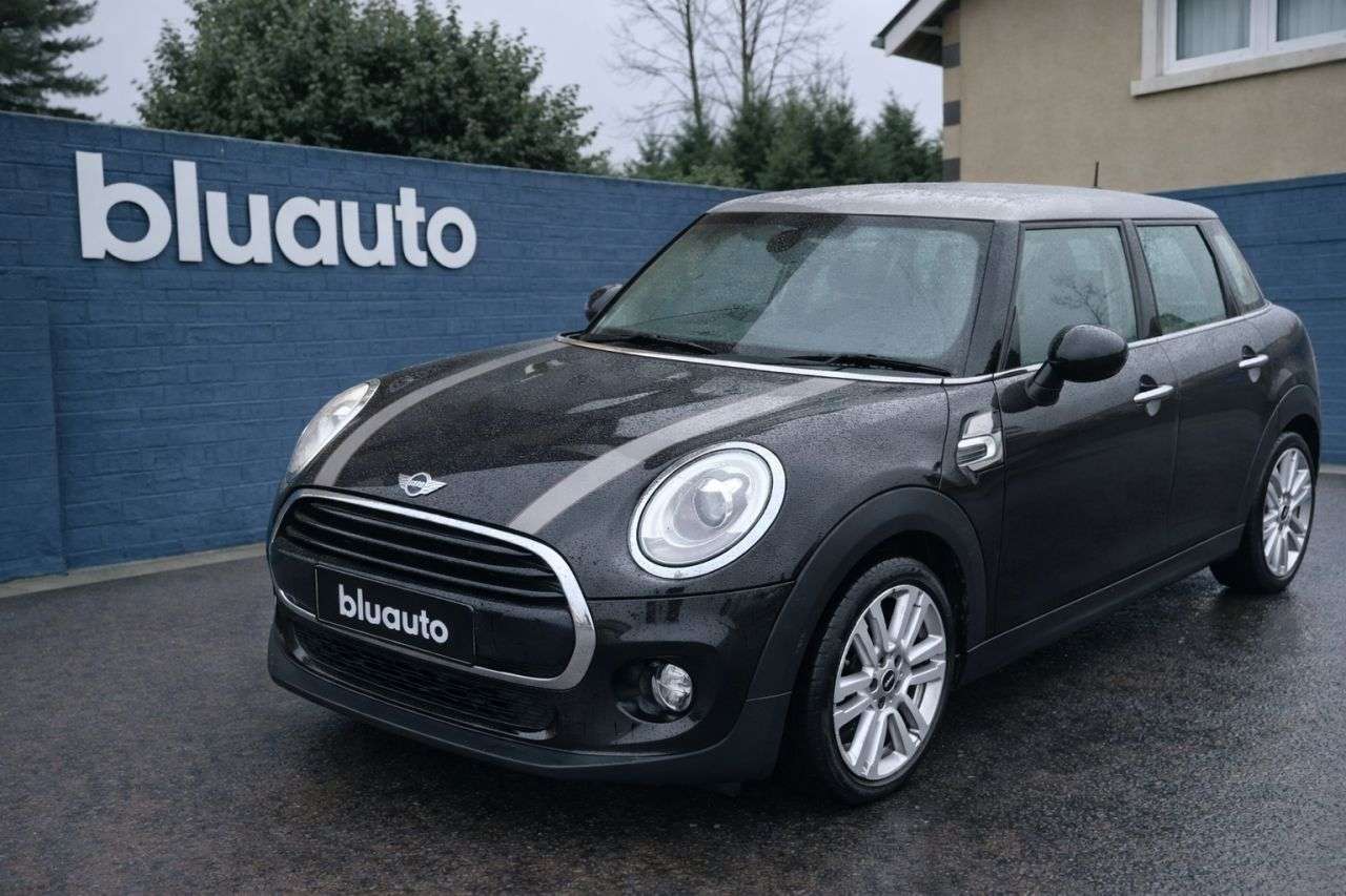 A 2017 MINI HATCH 1.5 Cooper Seven Hatchback 5dr Petrol Auto Euro 6 (s/s) (136 ps) Rear Senso A 2017 MINI HATCH 1.5 Cooper Seven Hatchback 5dr Petrol Auto Euro 6 (s/s) (136 ps) Rear Senso