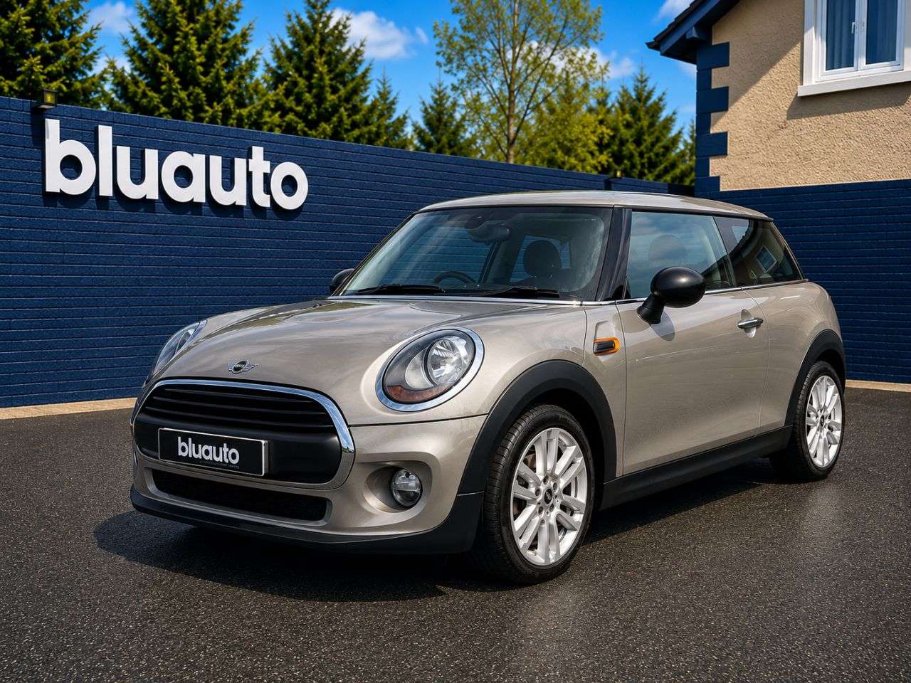 A 2017 MINI HATCH 1.5 One Hatchback 3dr Petrol Manual Euro 6 (s/s) (102 ps) 7 services in onl A 2017 MINI HATCH 1.5 One Hatchback 3dr Petrol Manual Euro 6 (s/s) (102 ps) 7 services in onl