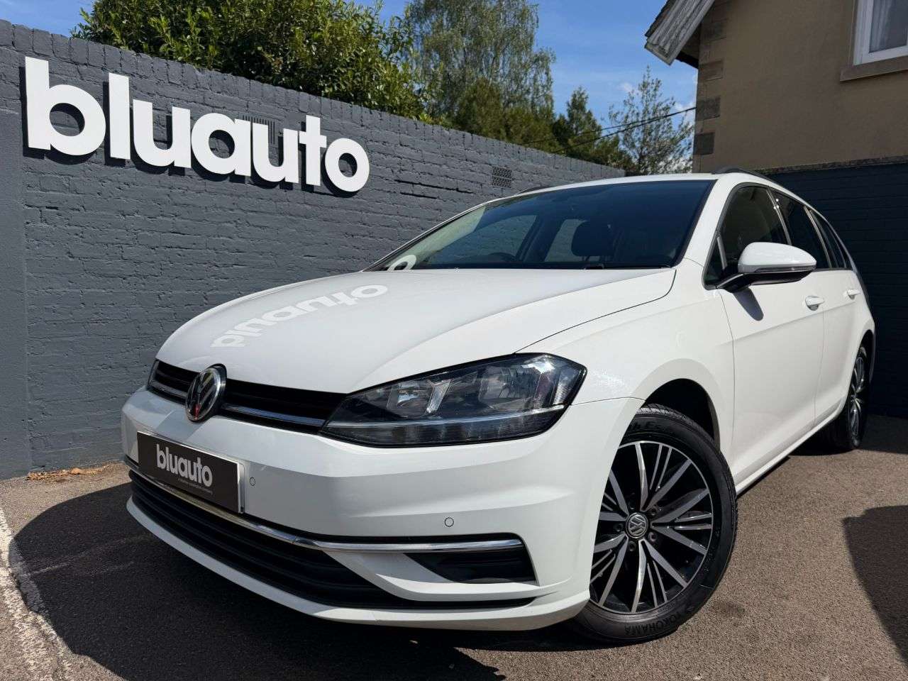 A 2017 VOLKSWAGEN GOLF 1.4 TSI SE Nav Estate 5dr Petrol Manual Euro 6 (s/s) (125 ps) Adaptive Crui A 2017 VOLKSWAGEN GOLF 1.4 TSI SE Nav Estate 5dr Petrol Manual Euro 6 (s/s) (125 ps) Adaptive Crui