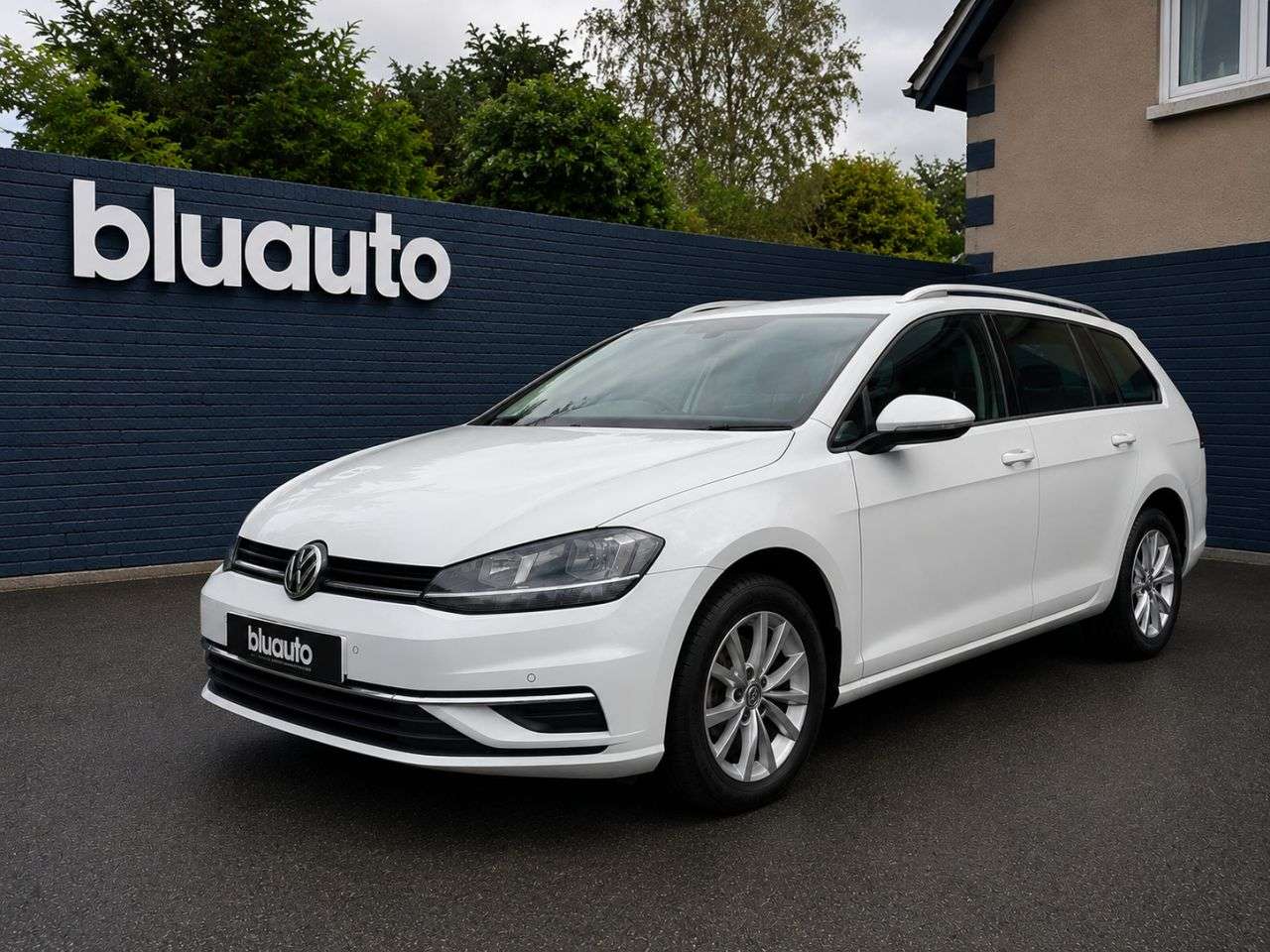 A 2017 VOLKSWAGEN GOLF 1.4 TSI SE Nav Estate 5dr Petrol Manual Euro 6 (s/s) (125 ps) Adaptive Crui A 2017 VOLKSWAGEN GOLF 1.4 TSI SE Nav Estate 5dr Petrol Manual Euro 6 (s/s) (125 ps) Adaptive Crui