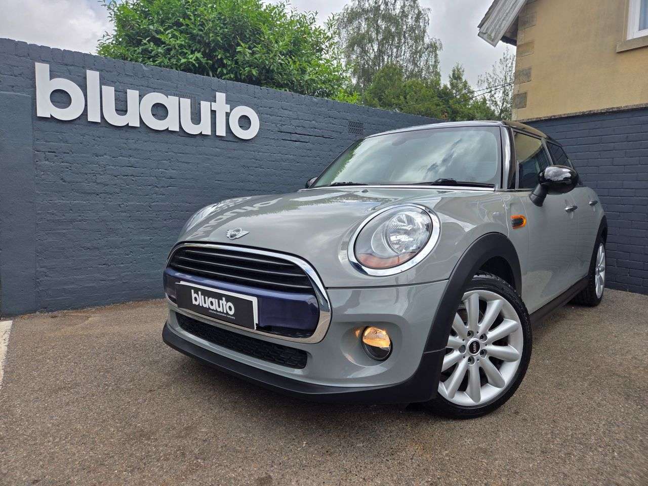 A 2017 MINI HATCH 1.5 Cooper Hatchback 5dr Petrol Auto Euro 6 (s/s) (136 ps) Heated Seats, Sa A 2017 MINI HATCH 1.5 Cooper Hatchback 5dr Petrol Auto Euro 6 (s/s) (136 ps) Heated Seats, Sa