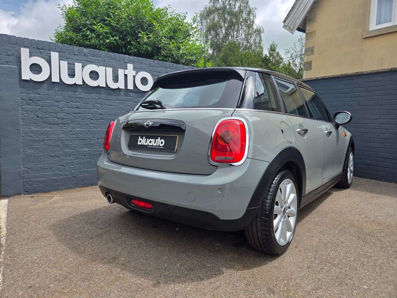A 2017 MINI HATCH 1.5 Cooper Hatchback 5dr Petrol Auto Euro 6 (s/s) (136 ps) Heated Seats, Sa A 2017 MINI HATCH 1.5 Cooper Hatchback 5dr Petrol Auto Euro 6 (s/s) (136 ps) Heated Seats, Sa