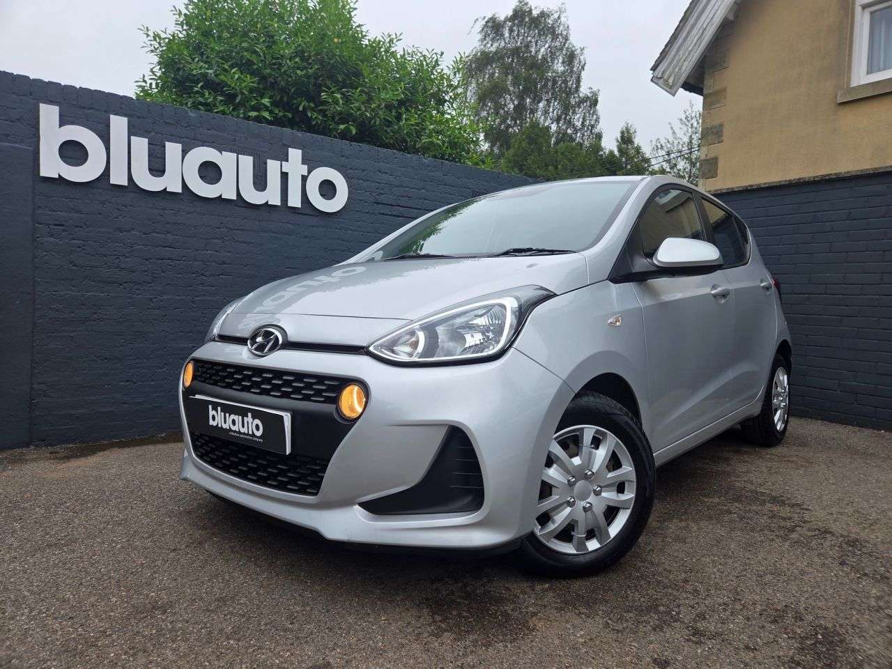 A 2017 HYUNDAI I10 1.2 SE Hatchback 5dr Petrol Auto Euro 6 (87 ps) Bluetooth / USB / DAB A 2017 HYUNDAI I10 1.2 SE Hatchback 5dr Petrol Auto Euro 6 (87 ps) Bluetooth / USB / DAB
