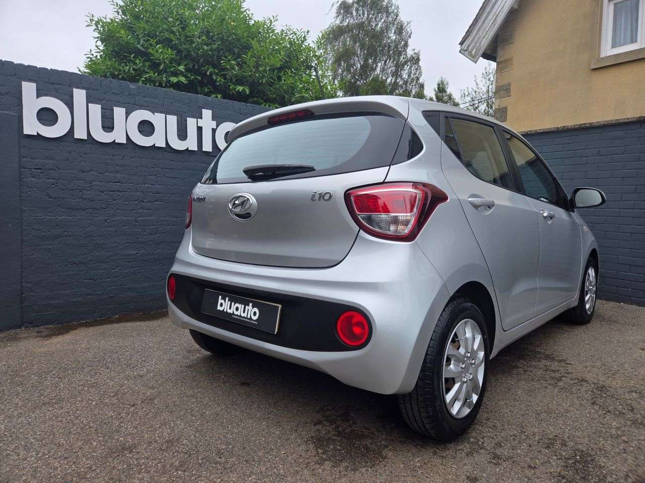 A 2017 HYUNDAI I10 1.2 SE Hatchback 5dr Petrol Auto Euro 6 (87 ps) Bluetooth / USB / DAB A 2017 HYUNDAI I10 1.2 SE Hatchback 5dr Petrol Auto Euro 6 (87 ps) Bluetooth / USB / DAB