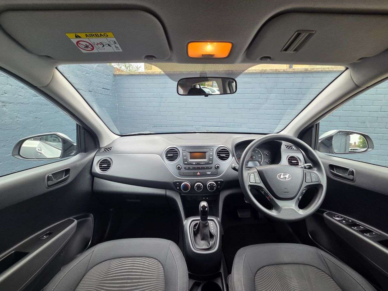 A 2017 HYUNDAI I10 1.2 SE Hatchback 5dr Petrol Auto Euro 6 (87 ps) Bluetooth / USB / DAB A 2017 HYUNDAI I10 1.2 SE Hatchback 5dr Petrol Auto Euro 6 (87 ps) Bluetooth / USB / DAB