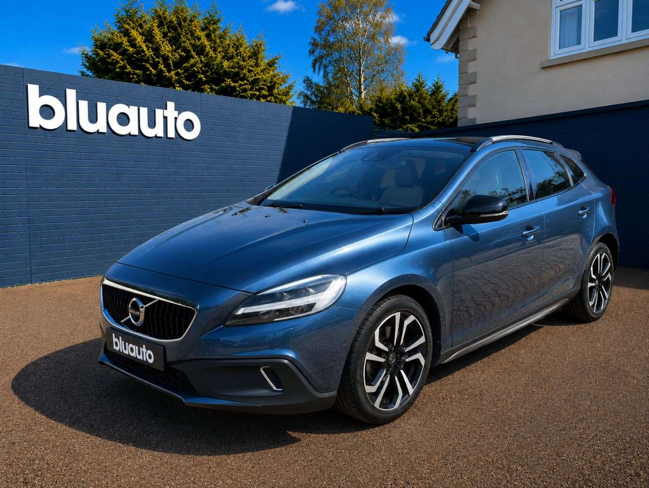 A 2018 VOLVO V40 CROSS COUNTRY 1.5 T3 GPF Pro Hatchback 5dr Petrol Auto Euro 6 (s/s) (152 ps) A 2018 VOLVO V40 CROSS COUNTRY 1.5 T3 GPF Pro Hatchback 5dr Petrol Auto Euro 6 (s/s) (152 ps)