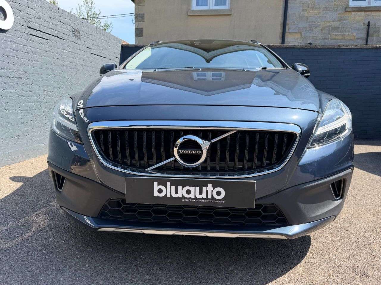 A 2018 VOLVO V40 CROSS COUNTRY 1.5 T3 GPF Pro Hatchback 5dr Petrol Auto Euro 6 (s/s) (152 ps) Rear Parking A 2018 VOLVO V40 CROSS COUNTRY 1.5 T3 GPF Pro Hatchback 5dr Petrol Auto Euro 6 (s/s) (152 ps) Rear Parking