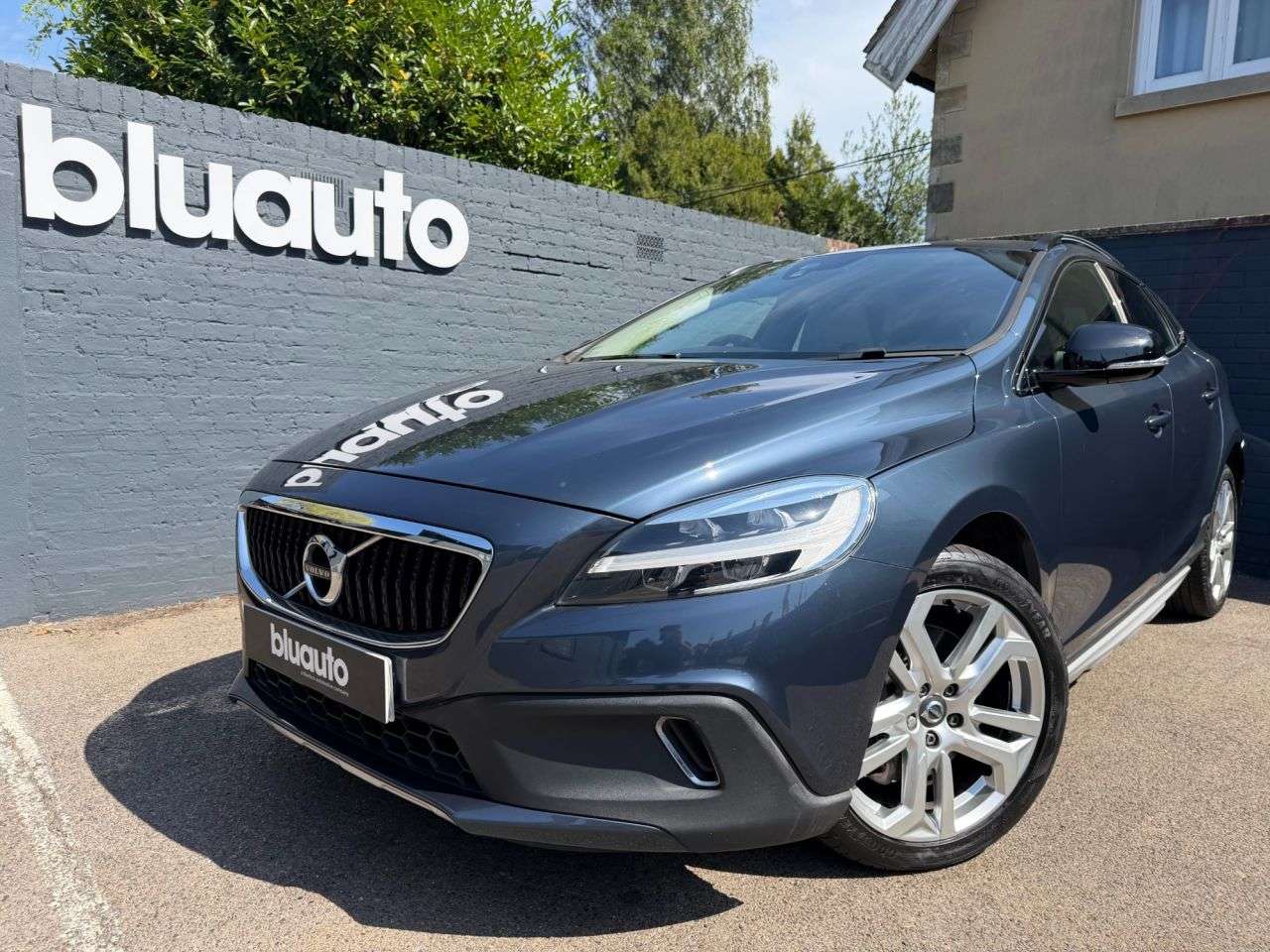 A 2018 VOLVO V40 CROSS COUNTRY 1.5 T3 GPF Pro Hatchback 5dr Petrol Auto Euro 6 (s/s) (152 ps) Rear Parking A 2018 VOLVO V40 CROSS COUNTRY 1.5 T3 GPF Pro Hatchback 5dr Petrol Auto Euro 6 (s/s) (152 ps) Rear Parking