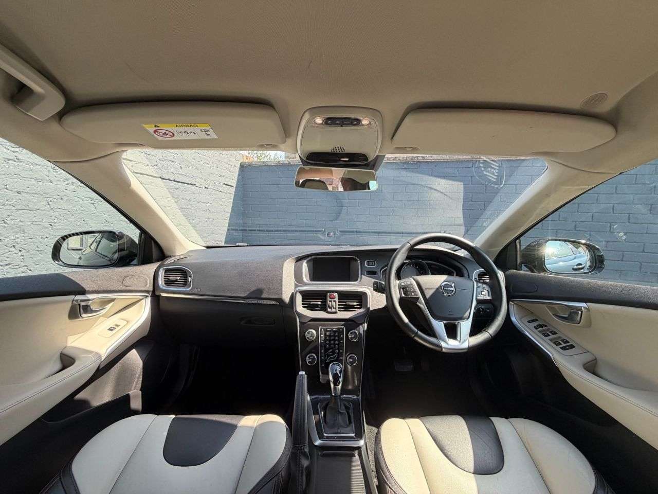 A 2018 VOLVO V40 CROSS COUNTRY 1.5 T3 GPF Pro Hatchback 5dr Petrol Auto Euro 6 (s/s) (152 ps) Rear Parking A 2018 VOLVO V40 CROSS COUNTRY 1.5 T3 GPF Pro Hatchback 5dr Petrol Auto Euro 6 (s/s) (152 ps) Rear Parking