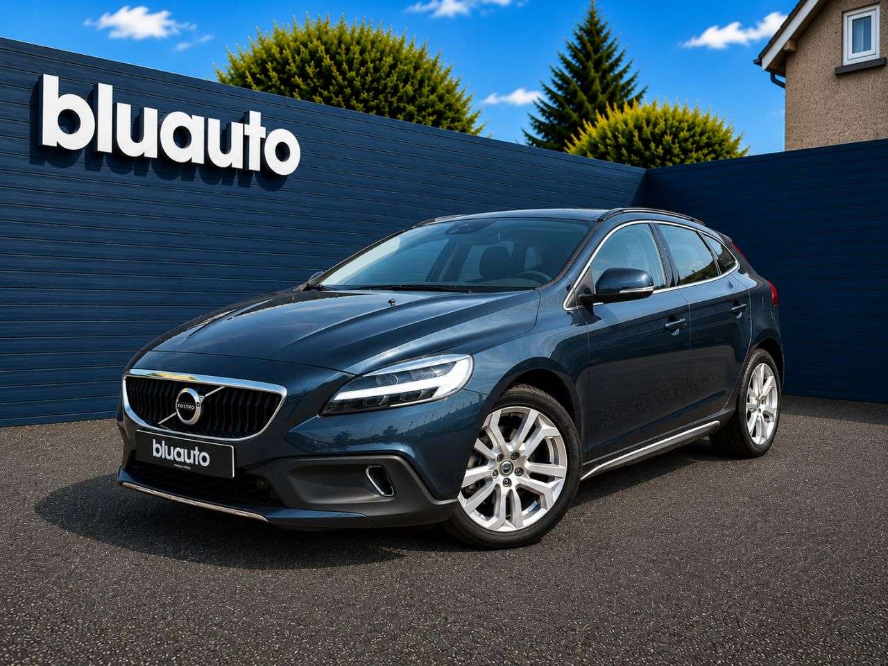 A 2018 VOLVO V40 CROSS COUNTRY 1.5 T3 GPF Pro Hatchback 5dr Petrol Auto Euro 6 (s/s) (152 ps) Rear Parking A 2018 VOLVO V40 CROSS COUNTRY 1.5 T3 GPF Pro Hatchback 5dr Petrol Auto Euro 6 (s/s) (152 ps) Rear Parking