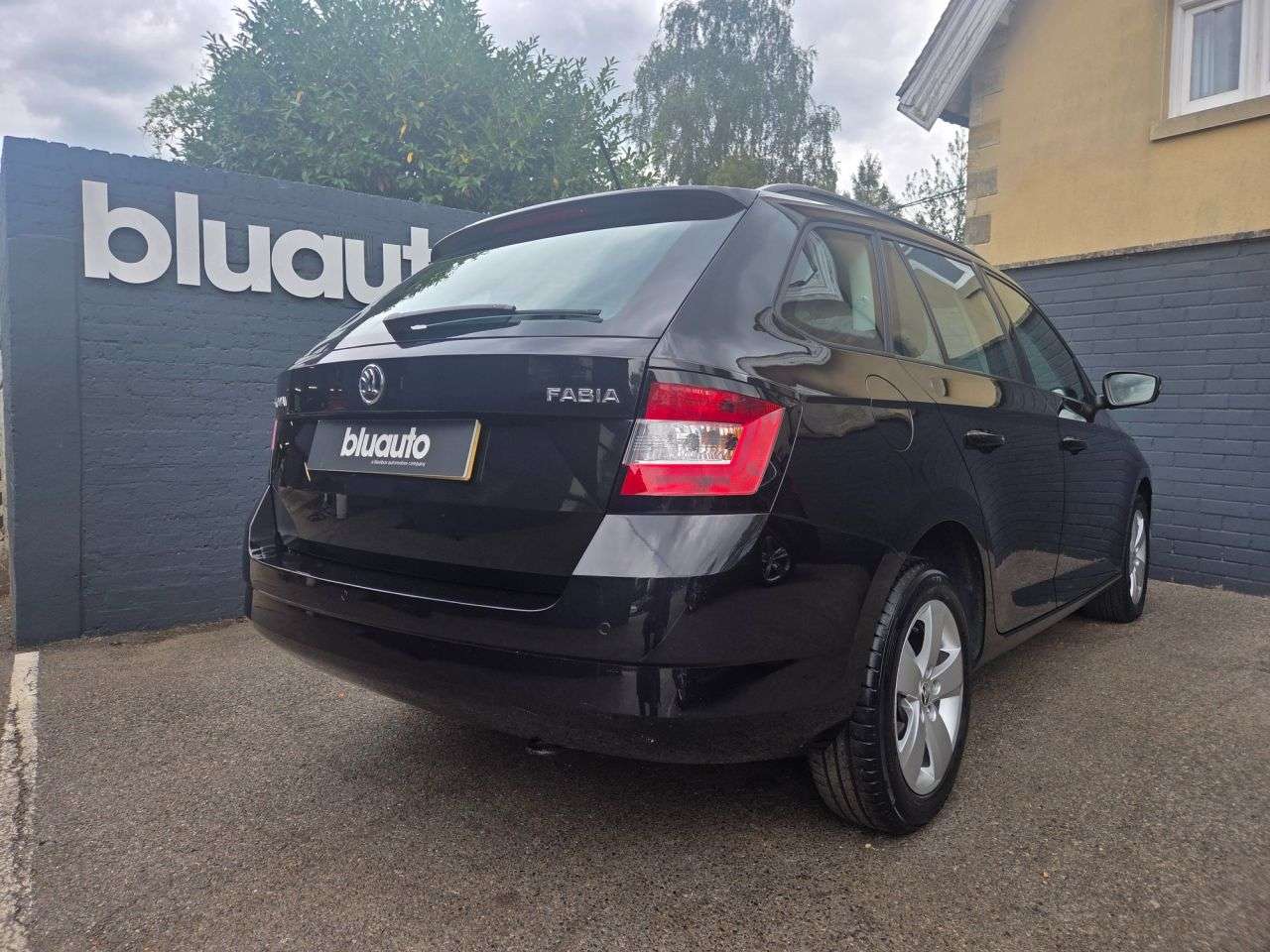 A 2018 SKODA FABIA 1.0 TSI SE Estate 5dr Petrol DSG Euro 6 (s/s) (110 ps) A 2018 SKODA FABIA 1.0 TSI SE Estate 5dr Petrol DSG Euro 6 (s/s) (110 ps)