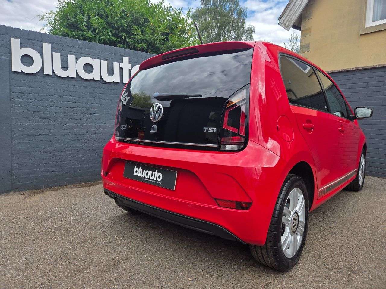 A 2017 VOLKSWAGEN UP! 1.0 up! beats Hatchback 3dr Petrol Manual Euro 6 (s/s) (90 ps) Part Leather A 2017 VOLKSWAGEN UP! 1.0 up! beats Hatchback 3dr Petrol Manual Euro 6 (s/s) (90 ps) Part Leather