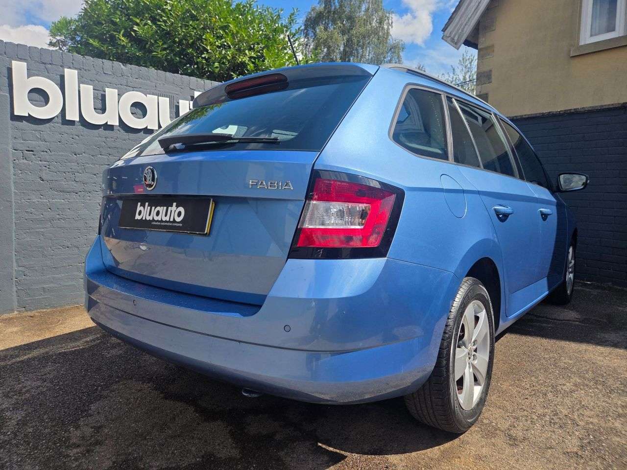 A 2015 SKODA FABIA 1.2 TSI SE Estate 5dr Petrol DSG Euro 6 (s/s) (110 ps) A 2015 SKODA FABIA 1.2 TSI SE Estate 5dr Petrol DSG Euro 6 (s/s) (110 ps)