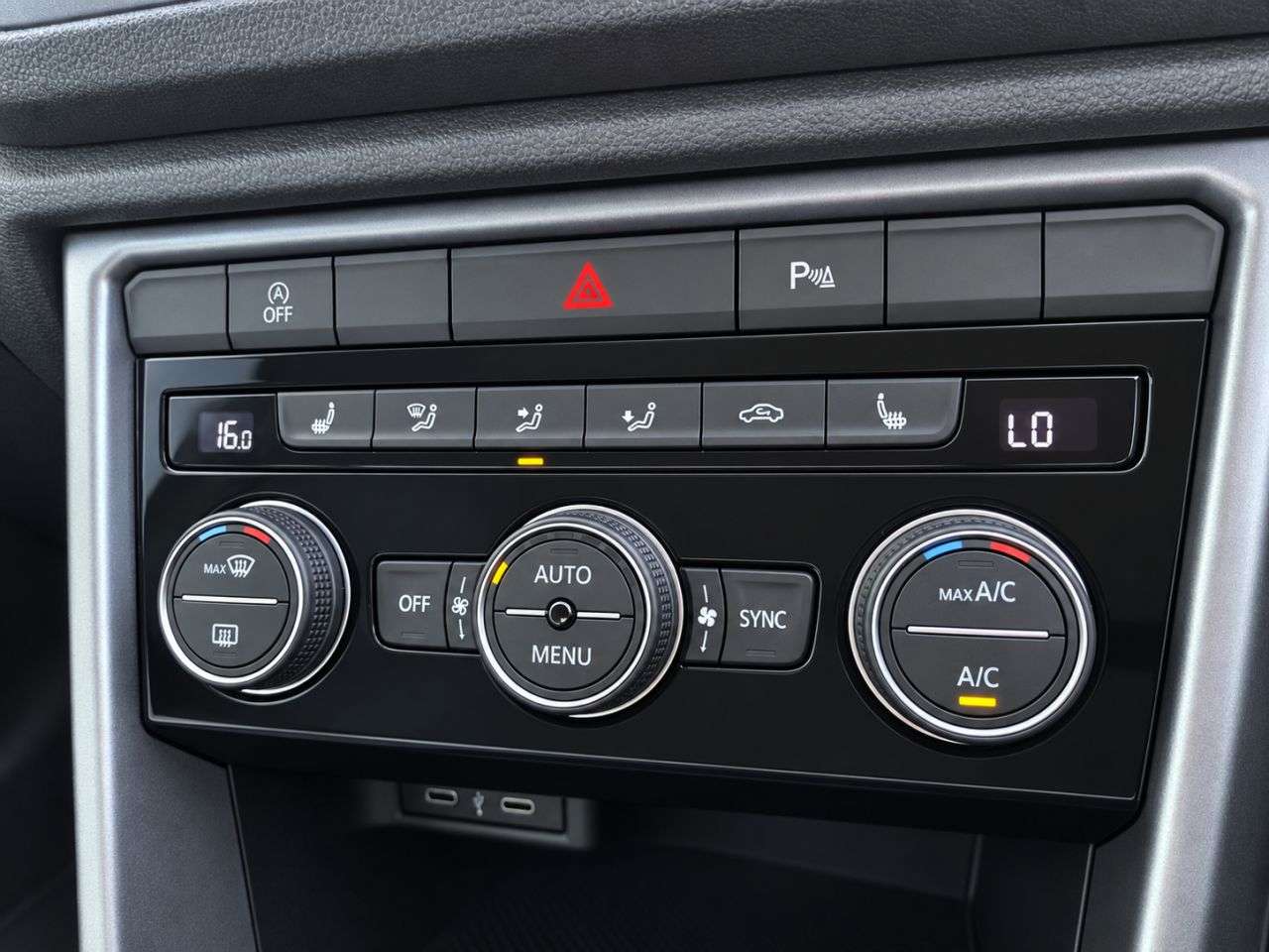 A 2022 VOLKSWAGEN T-ROC 1.0 TSI Active SUV 5dr Petrol Manual Euro 6 (s/s) (110 ps) Heated Seats, Sa A 2022 VOLKSWAGEN T-ROC 1.0 TSI Active SUV 5dr Petrol Manual Euro 6 (s/s) (110 ps) Heated Seats, Sa