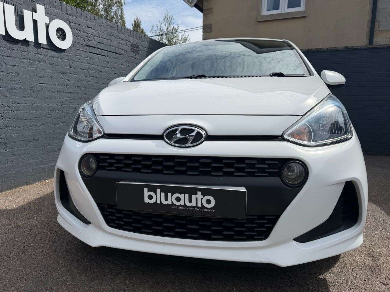 A 2019 HYUNDAI I10 1.2 SE Hatchback 5dr Petrol Auto Euro 6 (87 ps) A 2019 HYUNDAI I10 1.2 SE Hatchback 5dr Petrol Auto Euro 6 (87 ps)