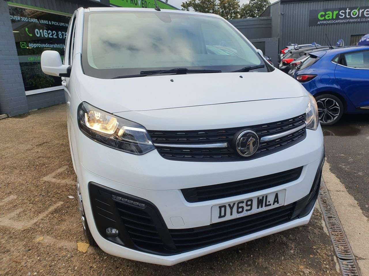 A 2019 VAUXHALL VIVARO 1.5 L2H1 2900 Sportive S/S 101 BHP in White with 81,300 miles, full service A 2019 VAUXHALL VIVARO 1.5 L2H1 2900 Sportive S/S 101 BHP in White with 81,300 miles, full service