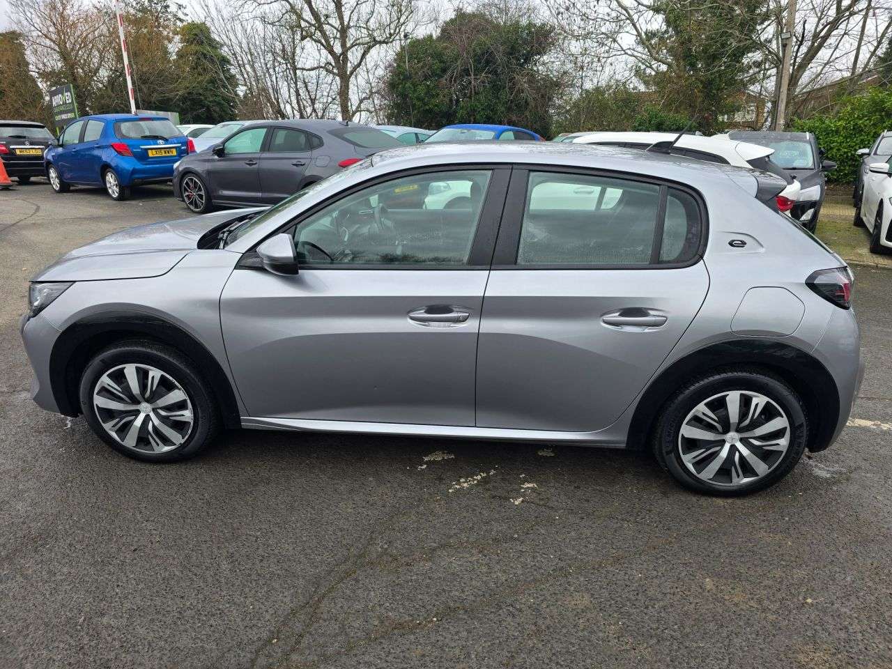 null PEUGEOT E-208 null PEUGEOT E-208