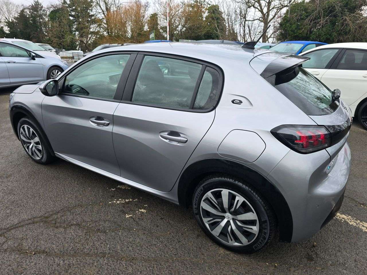 null PEUGEOT E-208 null PEUGEOT E-208