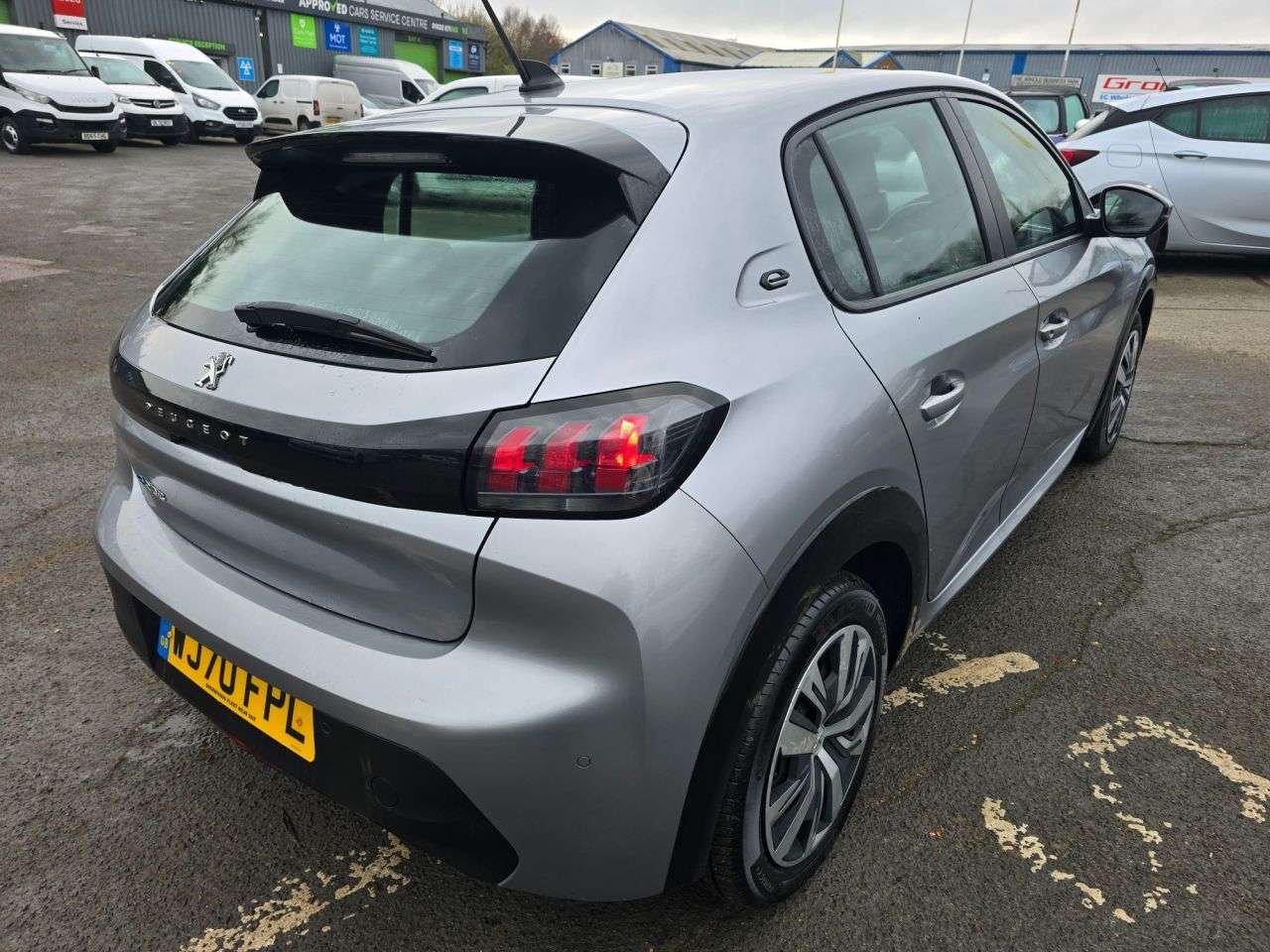 null PEUGEOT E-208 null PEUGEOT E-208