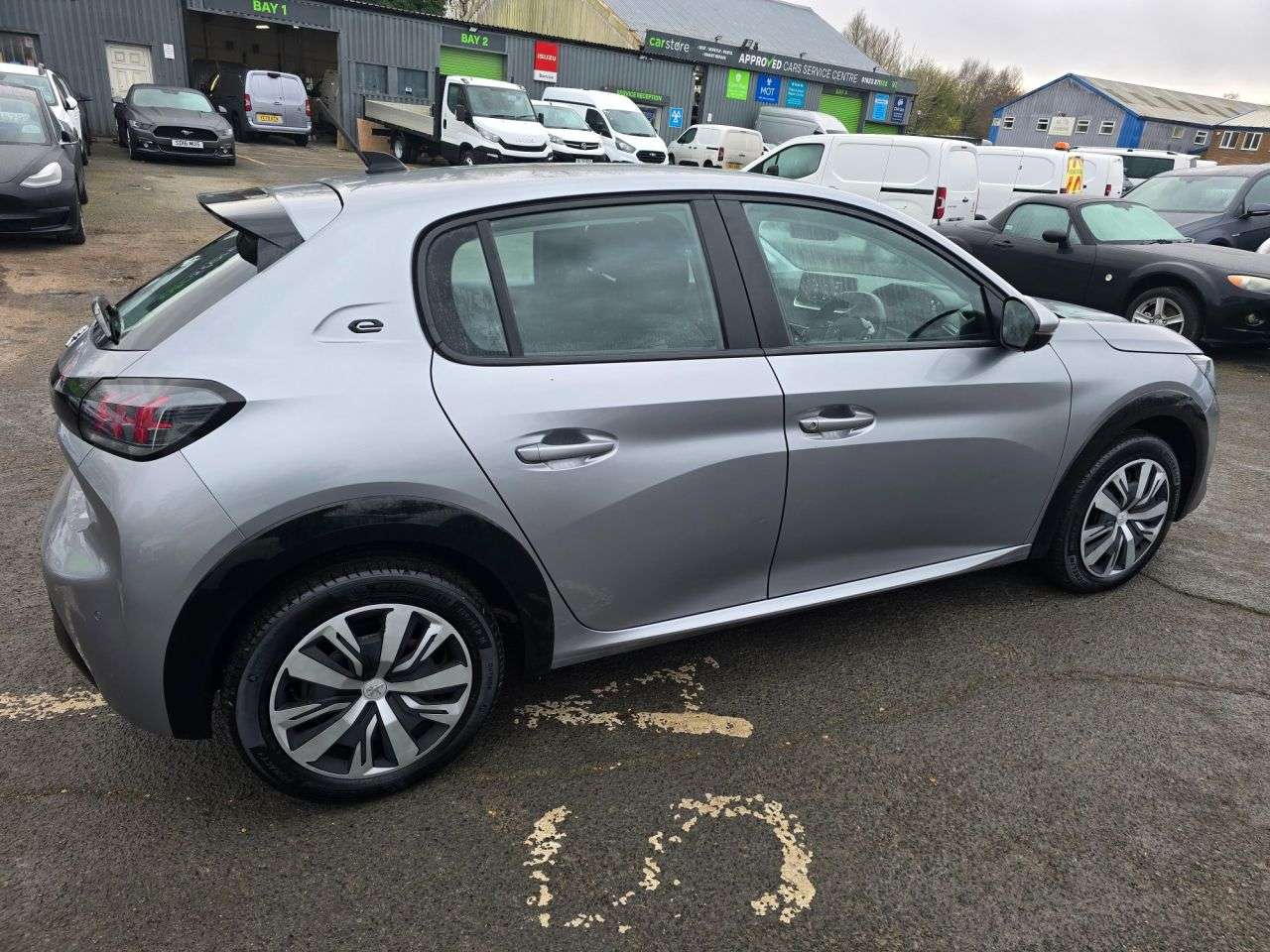 null PEUGEOT E-208 null PEUGEOT E-208